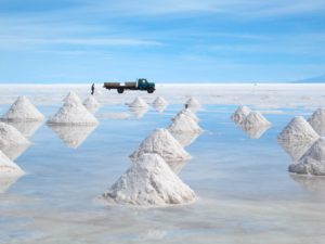 <p>Salar de Uyuni, en Bolivia, el salar es el más grande del mundo y contiene las mayores reservas de carbonato de litio que cualquier otro sitio (image: <a href="https://www.flickr.com/photos/jo_vh/3799834671/in/photolist-6MM9sT-aTmuY4-beAfBD-3ryh6e-b7RcgF-bJ5FBR-nLBVuR-p93cdm-a3JgbF-3pBy27-6x6uDy-4uLUH7-a3M7Kq-u8UFz7-6anFTK-beAdcP-cGJQME-6SXCKj-tbbpBs-beAeCz-axrMim-a5Qjd8-4v1iVb-6arNqE-3rykNX-4uLVzG-6SXEDs-a3Magb-p92JPE-6STKdz-4uTQL4-tTE4UL-6SXMd1-6arRaq-tsRu1U-oihkgQ-o1YRjG-beAbsg-tGjza7-qusCw6-a3MeRU-4uXQoY-kSSa8a-bxrTCs-bJ5FRD-68LEsz-ty6wdB-7cDCNP-bk1AsZ-a3JnSi" target="_blank" rel="noopener">Jo VH/ Flickr </a>)</p>