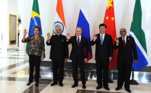 <p>Líderes dos países que formam o banco dos BRICS (imagem:<a href="http://en.kremlin.ru/events/president/news/50689target=%22_blank%22">kremlin</a>)</p>
