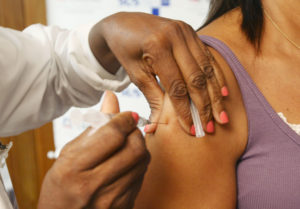<p>Existe vacina eficaz contra febre amarela (imagem: <a href="https://www.flickr.com/photos/agecombahia/5657634007" target="_blank" rel="noopener">flickr </a>)</p>