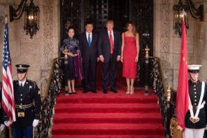 <p>Presidentes da China, Xi Jinping e dos EUA, Donald Trump, com suas esposas na Flórida (imagem: <a href="https://upload.wikimedia.org/wikipedia/commons/thumb/0/09/President_Trump_with_President_Xi%2C_April_2017.jpg/640px-President_Trump_with_President_Xi%2C_April_2017.jpg" target="_blank" rel="noopener">The White House </a>)</p>