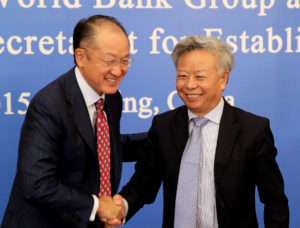 <p>O Presidente do Grupo Banco Mundial, Jim Yong Kim, encontra-se com o Secretário-Geral Jin Liqun do AIIB (imagem: <a href="https://www.flickr.com/photos/worldbank/19741894902">World Bank</a>)</p>