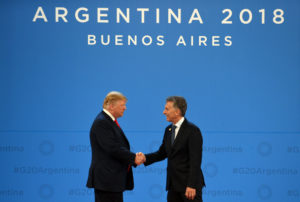 <p>O presidente dos EUA, Donald Trump, e o presidente argentino, Manuel Macri, no G20 (imagem:<a href="https://www.flickr.com/photos/g20argentina/32247589428/in/photolist-2ayTkum-Pzj4Pv-2ayTkJ9-2dkt8oa-2ayTmvj-Pzj5jZ-2dkt8dv-2dkt9fF-2ayTmYd-RcEMB5-Pzj4w6-2ayTm2o-Pzj44H-2dkt7i4-2ayTmDf-2ayTmho-2ayTmNU-2ayTjjA-RcEMtQ-2bWP5dT-23mLCM1-DKxq92-R8BjRb-WsxNji-2eNCMWV-2eJowSu-24cwWWx">G20 Argentina</a>)</p>