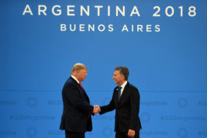 <p>El presidente estadounidense Donald Trump y el presidente argentino Manuel Macri en el G20<br /> (imagen:<a href="https://www.flickr.com/photos/g20argentina/32247589428/in/photolist-2ayTkum-Pzj4Pv-2ayTkJ9-2dkt8oa-2ayTmvj-Pzj5jZ-2dkt8dv-2dkt9fF-2ayTmYd-RcEMB5-Pzj4w6-2ayTm2o-Pzj44H-2dkt7i4-2ayTmDf-2ayTmho-2ayTmNU-2ayTjjA-RcEMtQ-2bWP5dT-23mLCM1-DKxq92-R8BjRb-WsxNji-2eNCMWV-2eJowSu-24cwWWx">G20 Argentina</a>)</p>