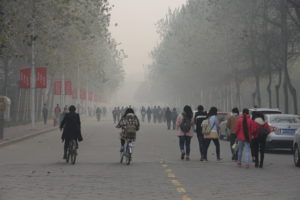 <p>Poluição do ar na cidade chinesa de Anyang (imagem: <a href="https://www.flickr.com/photos/vtpoly/15291384524" target="_blank" rel="noopener">flickr </a>)</p>