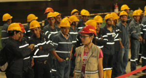 <p>Trabalhadores da hidrelétrica equatoriana Coca-Codo Sinclair, 85% financiada pelo China EximBank (imagem: <a href="https://www.flickr.com/photos/agenciaandes_ec/26140125790" target="_blank" rel="noopener">Agencia de Noticias Andes </a>)</p>