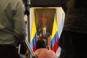 <p>El presidente Juan Manuel Santos de Colombia, quien enfrenta su primera elección desde el acuerdo de paz (imagen: <a href="https://www.flickr.com/photos/ukun_new_york/33754276233/in/photolist-TqKukT-Uq4K91-UXeVU6-Uq4Txq-U5h1sG-U5gtUC-UsRqxP-UAJe9s-UAHUAf-TnTmQL-U5h6s1-U5h77N-TnTkm3-U5gXsU-TnTpgh-UsR72v-TnTkGJ-TnTn4G-UsRsQK-U5gu1u-Uq4GiG-TnTqfG-Uq4HWS-U5ha37-TnTpGh-UAHzxA-UsR7RX-TqKN2p-Uq4GrN-TqKwcD-TnTp1C-TqKEqH-EpD4AQ-TqKNQ8-TnSNPG-TnT791-TnTnk3-Uq4XTj-TnTitq-UAJqQd-Uq4XMY-Uq4WYd-TqKPFB-Uq4WVN-UEmzEM-UAJqob-U5h6gu-TqKPb8-TqKDjV-TqKjkc">UK Mission to the UN/Lorey Campese</a>)</p>