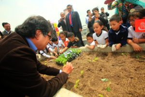 <p>El desfavorecido aspirante a la presidencia colombiana Gustavo Petro, en una escuela primaria de Bogotá (image: <a href="https://www.flickr.com/photos/gustavopetrourrego/21472146530" target="_blank" rel="noopener">Gustavo Petro Urrego</a>)</p>