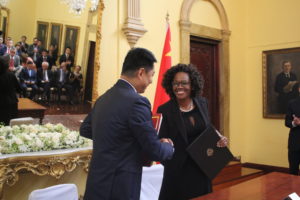<p>Chinese ambassador to Costa Rica Tang Heng signs a BRI agreement with vice president and foreign minister Epsy Campbell (image: Fabíola Ortiz)</p>