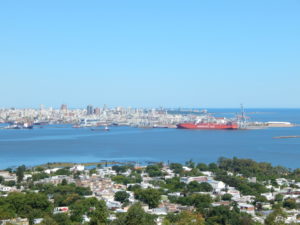 <p>O porto de Montevidéu é o segundo maior do mundo no desembarque de pesca ilegal (imagem: Florencia Lay)</p>