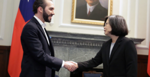 <p>President-elect Bukele met Taiwan&#8217;s President Tsai Ing-Wen in 2017 as Mayor of San Salvador. El Salvador cut diplomatic ties with Taiwan in 2018 (image: <a href="https://commons.wikimedia.org/wiki/File:02.23_%E7%B8%BD%E7%B5%B1%E6%8E%A5%E8%A6%8B%E8%96%A9%E7%88%BE%E7%93%A6%E5%A4%9A%E5%B8%82%E5%B8%82%E9%95%B7%EF%BC%8C%E5%BE%9E%E5%B8%82%E9%95%B7%E6%89%8B%E4%B8%AD%E6%8E%A5%E4%B8%8B%E8%B4%88%E7%A6%AE_(32247961133).jpg">Wikicommons/ 總統府</a>)</p>