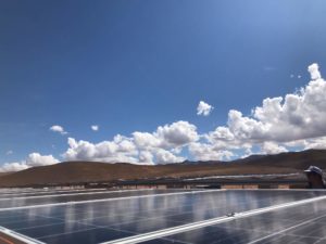 <p>Una vez finalizada, Cauchari tendrá 1.2 millones de paneles solares, lo que la transformará en una de las plantas solares más grandes del mundo (imagen: Fermín Koop)</p>