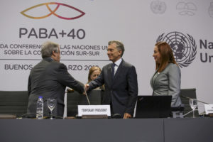 <p>O presidente da Argentina, Mauricio Macri, cumprimenta o secretário-geral da ONU, Antonio Guterres, e a presidente da Assembléia Geral, María Fernanda Espinosa (imagem <a href="https://www.flickr.com/photos/unossc/47375902332/in/album-72157704151869092/">UNOSSC)</a></p>