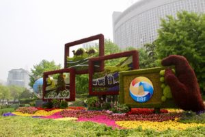 <p>Esculturas de jardín conmemoran el segundo foro de la Franja y la Ruta en Beijing (imagen Lily Pike)</p>