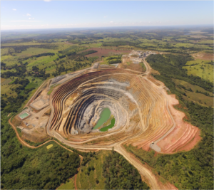 Vista aérea de um local de mineração de nióbio