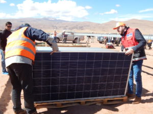<p>Trabalhadores na usina solar de Cachauri na Argentina (imagem: Fermín Koop)</p>