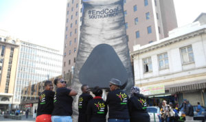 <p>Manifestantes na África do Sul protestam contra carvão. O Novo Banco de Desenvimento não descartou a possibilidade de investir em combustíveis fósseis (imagem: <a href="https://www.flickr.com/photos/64491948@N03/with/9183068922/">Greenpeace Africa</a>)</p>