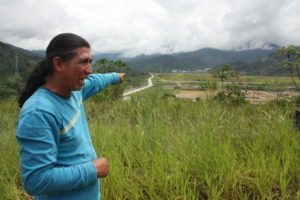<p>Luis Sánchez Shiminaycela, one of the leaders of the Mirador mining opposition group, points out the construction works from the road that led to the house where he was evicted at the end of 2015. Image Andrés Bermúdez Liévano.</p>