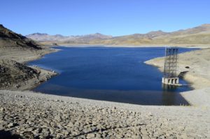 <p>O lago Maule na cordilheira dos Andes, a 300 quilômetros de Santiago. O Chile lançou um plano de ação com o objetivo de resolver sua prolongada crise de água, em preparação para as negociações sobre o clima da COP25 (imagem: Centro de Cambio Global UC)</p>