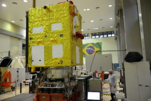<p>Equipe do Inpe faz testes finais no satélite antes do seu envio para o lançamento na China. (Imagem: Inpe)</p>