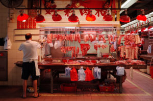 <p>De acordo com uma pesquisa recente, mais de 60% dos consumidores chineses pretendem ingerir mais frutas e verduras e 39% estão reduzindo sua ingestão total de carne. Imagem: <a href="https://www.flickr.com/photos/fabiobarbato/46666766172/in/photolist-2e6MnJL-4nB6mb-76iQFE-7wqQia-4Q6o11-8RvKp7-fWC5Nx-54dv6-nRbX15-jmutMs-79CzNL-bkgUp-253HAFD-kppvq-2f1axXe-i5FBc-6DMdNm-7rkozY-4rTUUo-7pF3hJ-9NcuN5-j3EuaE-23uoEdG-76iMUU-c2yQA3-fxHpx4-fwLaZM-jDbSj-76iN3h-56B5uQ-hU2E7V-9neHYN-J4Nez-e5CiGE-CxTfpg-7rkqoq-8QdwPW-7rgsY6-omjSZ-fh6KwU-sgrNu-4ukmdH-e6rEHn-jza9gT-242LCtu-7oH4k1-kAfjG-dMuKua-apeJrG-6fNEBM/">Fabio Barbato</a></p>