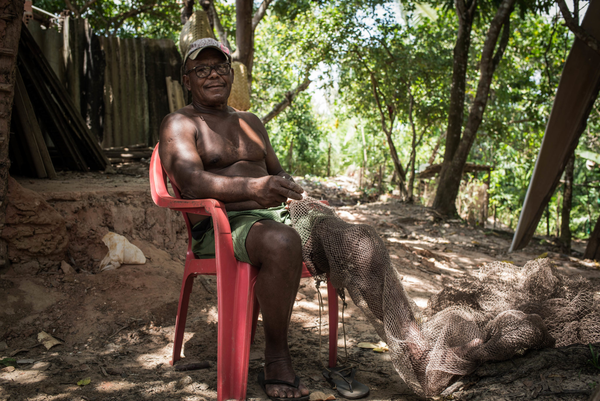 Carlos Augusto Barbosa, a fisher who lives in one of the communities near Cajueiro fixes a net for fishing crab, which are increasingly scarce in the region (image: Ingrid Barros)