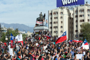 <p>Protestos no Chile apresentam grandes desafios para o governo de Piñera antes da cúpula da APEC e da COP25 (imagem: <a href="https://upload.wikimedia.org/wikipedia/commons/9/97/Protestas_en_Chile_20191022_07.jpg">Carlos Figueroa</a>)</p>