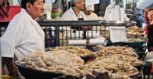 <p>Vendedores de camarón en el mercado municipal de Guayaquil, Ecuador. El país está liderando un programa de trazabilidad llamado la Alianza Sustentable del Camarón (imagen: <a href="https://www.alamy.com/stock-photo-sellers-of-the-seafood-stalls-municipal-market-guayaquil-ecuador-148605986.html?pv=1&amp;stamp=2&amp;imageid=8E7E8BE6-FDA6-44B4-AC54-40E825C4D6A3&amp;p=400341&amp;n=0&amp;orientation=0&amp;pn=1&amp;searchtype=0&amp;IsFromSearch=1&amp;srch=foo%3dbar%26st%3d0%26pn%3d1%26ps%3d100%26sortby%3d2%26resultview%3dsortbyPopular%26npgs%3d0%26qt%3decuador%2520shrimp%26qt_raw%3decuador%2520shrimp%26lic%3d3%26mr%3d0%26pr%3d0%26ot%3d0%26creative%3d%26ag%3d0%26hc%3d0%26pc%3d%26blackwhite%3d%26cutout%3d%26tbar%3d1%26et%3d0x000000000000000000000%26vp%3d0%26loc%3d0%26imgt%3d0%26dtfr%3d%26dtto%3d%26size%3d0xFF%26archive%3d1%26groupid%3d%26pseudoid%3d%26a%3d%26cdid%3d%26cdsrt%3d%26name%3d%26qn%3d%26apalib%3d%26apalic%3d%26lightbox%3d%26gname%3d%26gtype%3d%26xstx%3d0%26simid%3d%26saveQry%3d%26editorial%3d1%26nu%3d%26t%3d%26edoptin%3d%26customgeoip%3dGB%26cap%3d1%26cbstore%3d1%26vd%3d0%26lb%3d%26fi%3d2%26edrf%3d0%26ispremium%3d1%26flip%3d0%26pl%3d">Alamy</a>)</p>