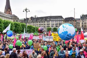 <p>Manifestantes contra mudanças climáticas se reuniram em Hamburgo em 2017 como parte da cúpula do G20 (imagem: <a title="User:Huhu Uet" href="https://commons.wikimedia.org/wiki/User:Huhu_Uet">Frank Schwichtenberg</a>/<a class="mw-mmv-license" href="https://creativecommons.org/licenses/by-sa/4.0" target="_blank" rel="noopener">CC BY-SA 4.0</a>)</p>