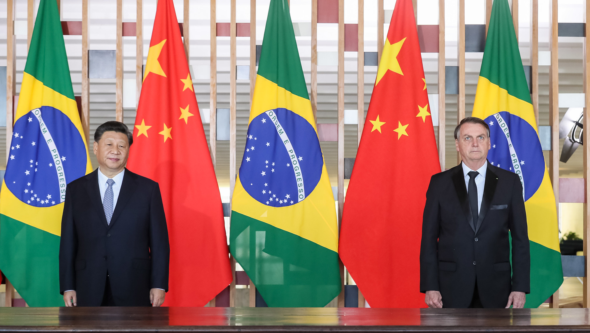 <p>Los presidentes Xi y Bolsonaro durante momentos más felices en la 11ª Cumbre BRICS en Brasilia, antes de que un tweet del hijo del líder brasileño sobre el coronavirus causara una disputa diplomática (imagen: Isac Nóbrega / PR)</p>