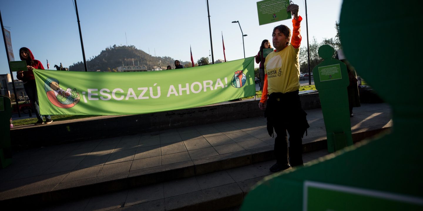 <p>Manifestantes en Santiago de Chile piden la ratificación del Acuerdo de Escazú sobre el acceso a la información y la protección de los defensores del medio ambiente (imagen: Alamy)</p>