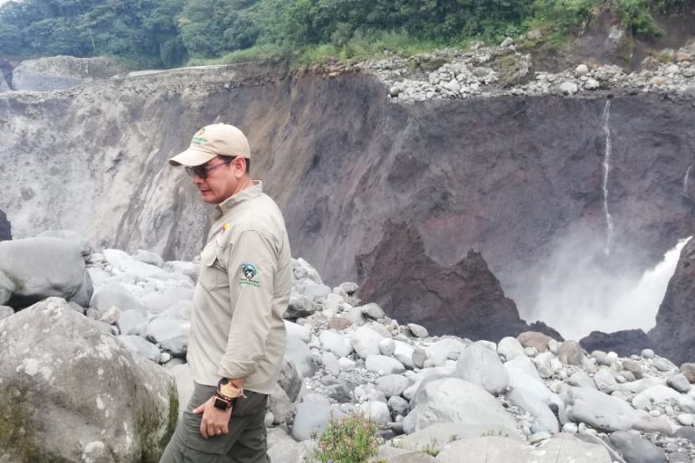 A Ministry of the Environment official inspecting San Rafael waterfall after its disappearance