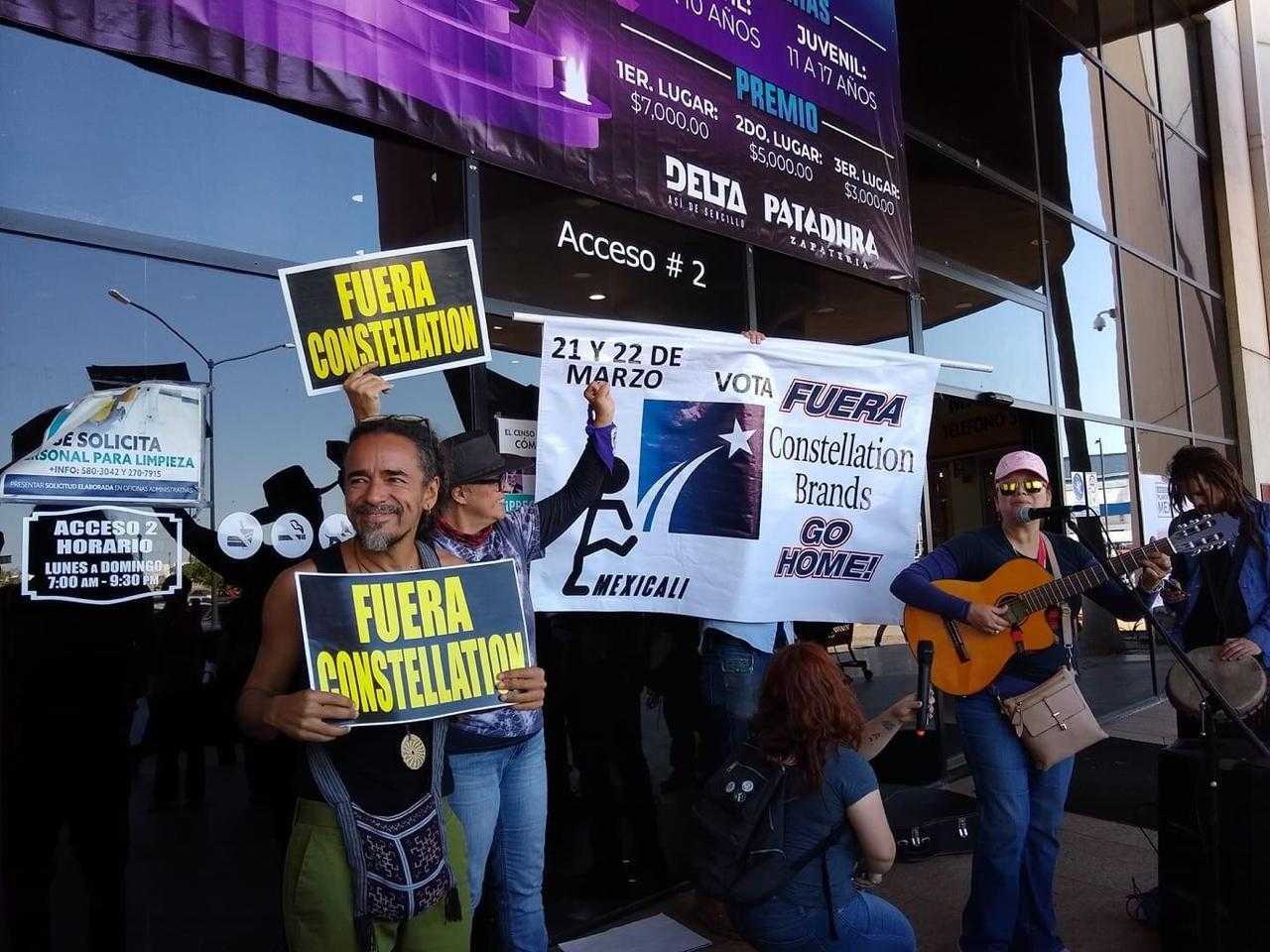 <p>Rubén Albarrán (left), lead singer of pop group Café Tacuba, protests against the Constellation Brands&#8217; brewery in Mexicali (image: Dulce Felix Saguchi)</p>