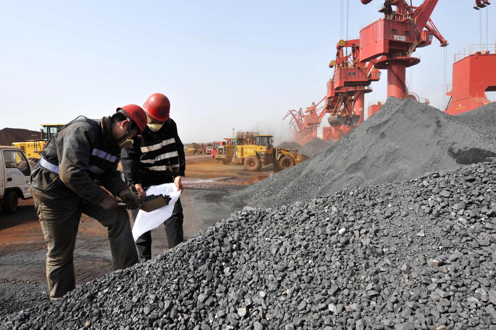 <p>Inspetores chineses examinam minério de ferro importado do Peru. Metais e minerais respondem por 63% dos investimentos chineses no Peru. (Imagem: Alamy)</p>