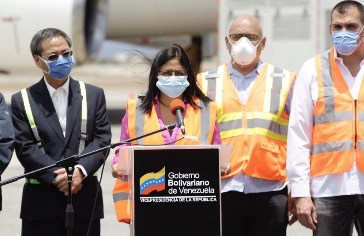 <p>La vicepresidenta venezolana Delcy Rodríguez y el embajador chino Li Baorong reciben un cargamento de pruebas de Covid-19 de China. Foto: <a href="http://mppre.gob.ve/2020/03/19/arriban-venezuela-4-mil-kits-diagnostico-covid-19-china/">Vicepresidencia de Venezuela</a>.</p>