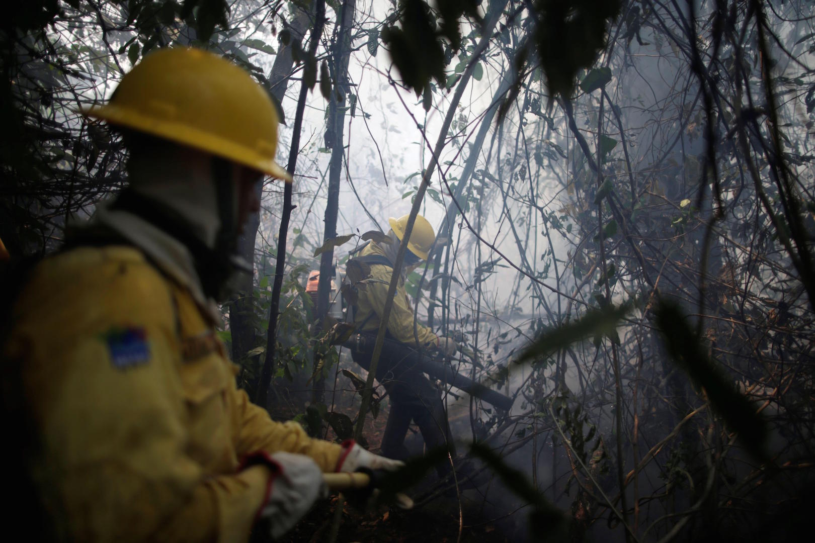<p>Uma brigada de incêndio do Ibama tenta controlar um foco de incêndio na Amazônia, perto de Apuí, no estado do Amazonas, no início de agosto. (Imagem:Ueslei Marcelino/Reuters)</p>