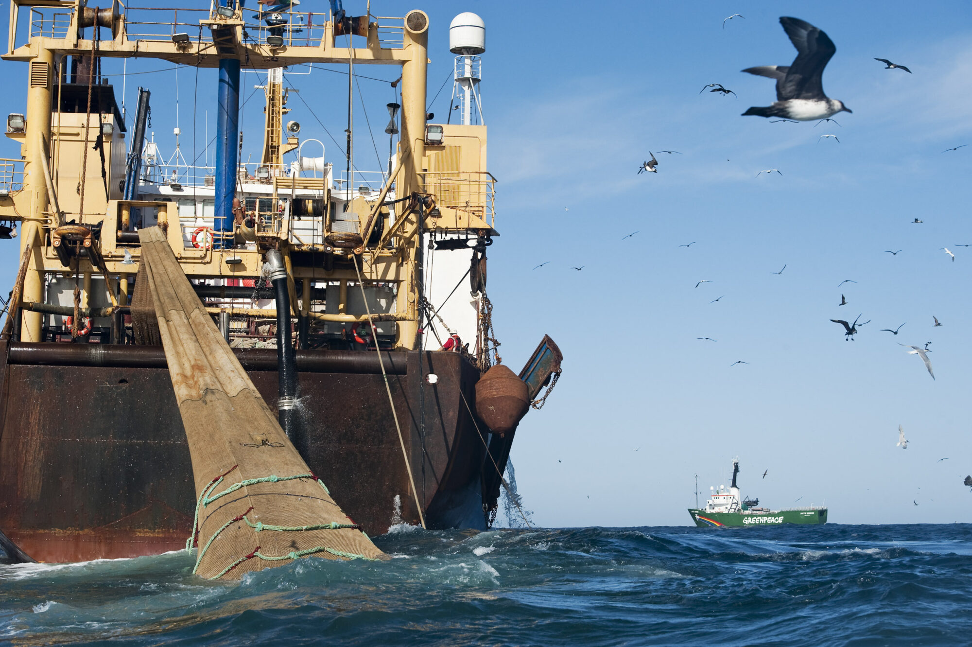 <p>Un barco pesquero en el Mar Argentino (imagen Greenpeace Argentina)</p>