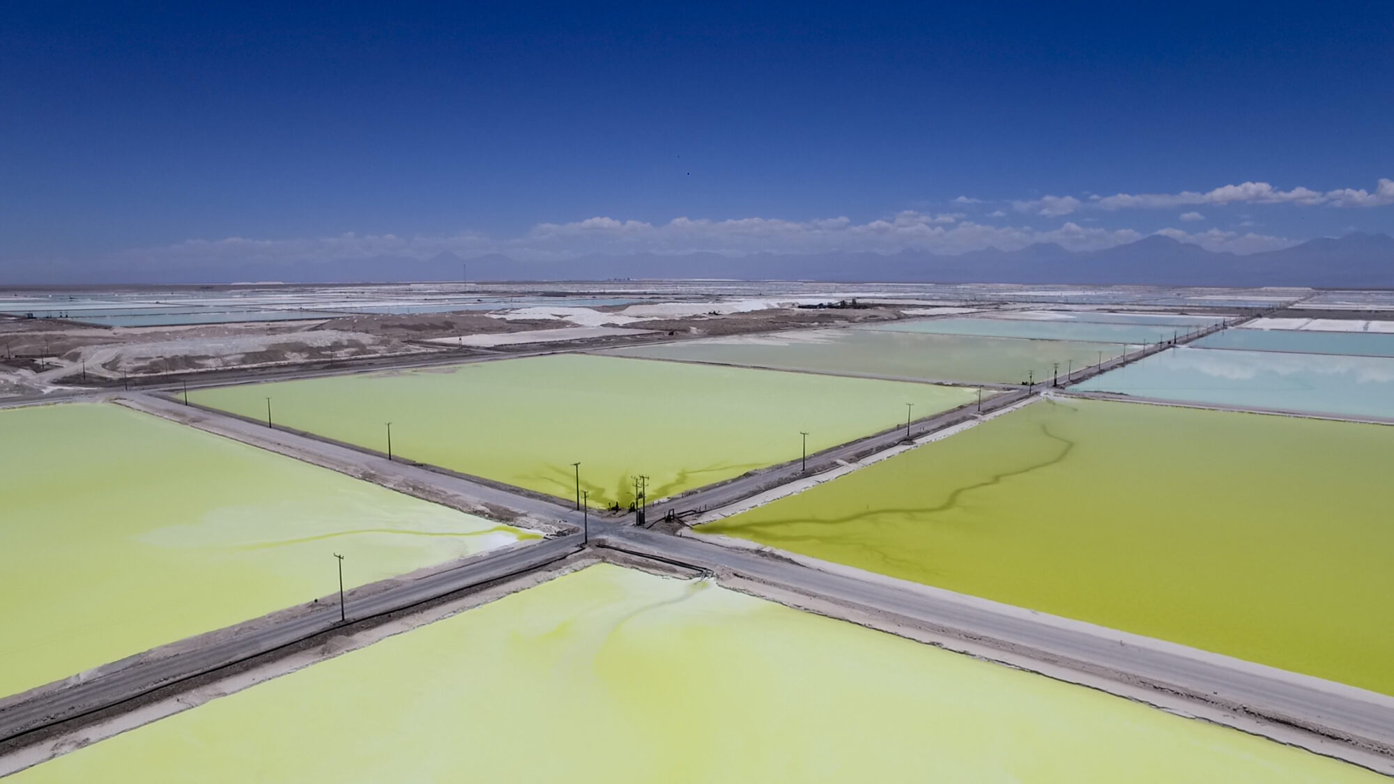 <p>Lagoas de evaporação de salmoura da SQM, a segunda maior empresa de lítio do Chile (Image SQM).</p>