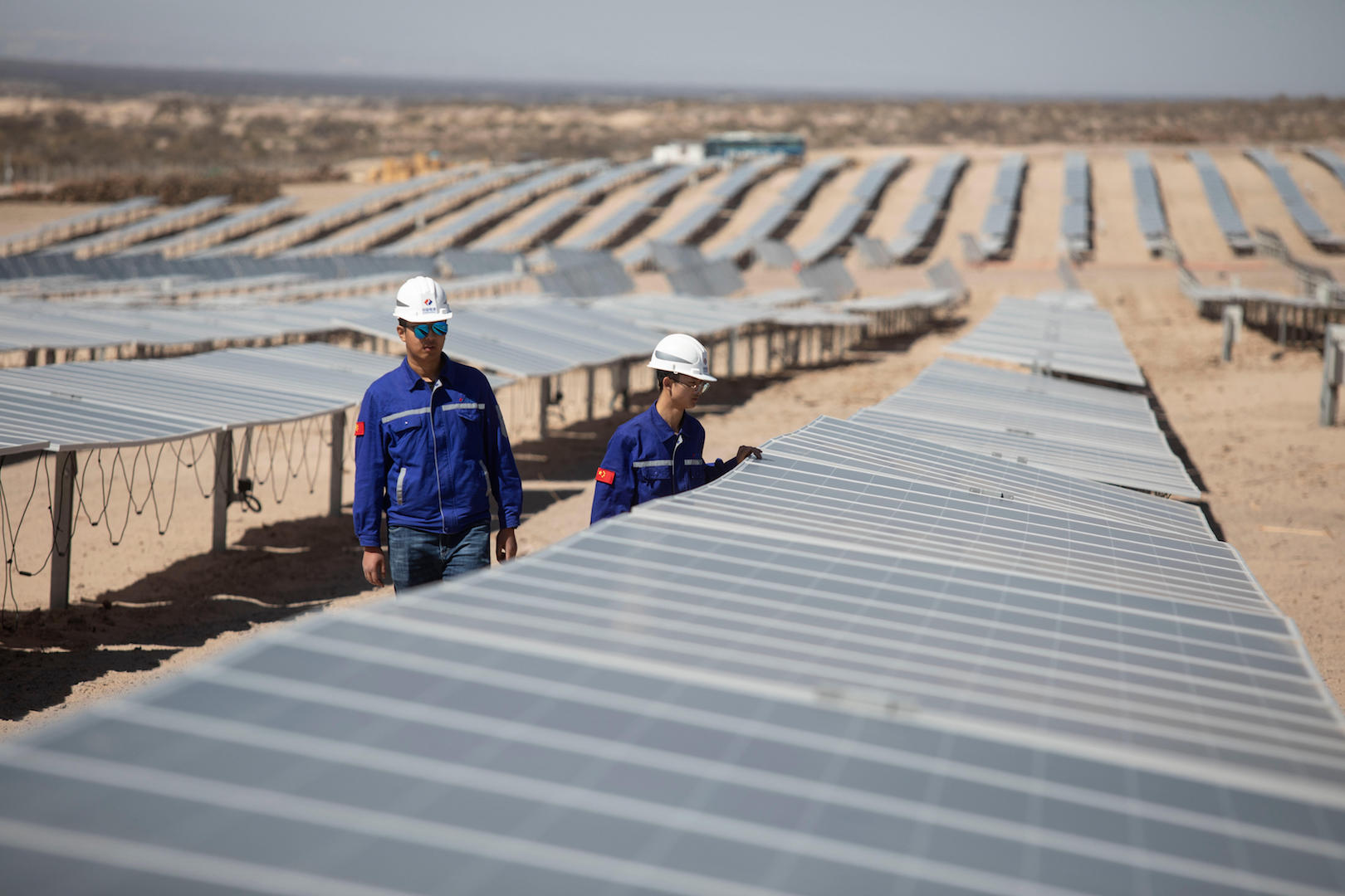 <p>Engenheiros da PowerChina inspecionam painéis solares em uma usina fotovoltaica na cidade de Cafayate, província de Salta, Argentina (imagem: Alamy)</p>