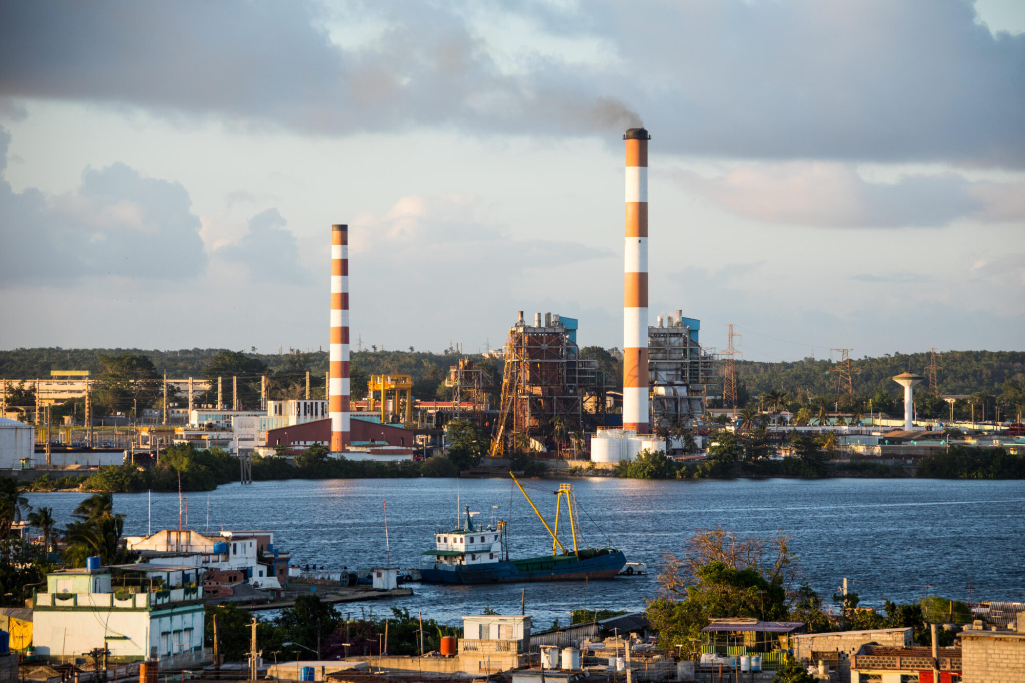 <p>A usina termoelétrica Carlos Manuel de Cespedes, em Cienfuegos, Cuba (imagem: Alamy)</p>