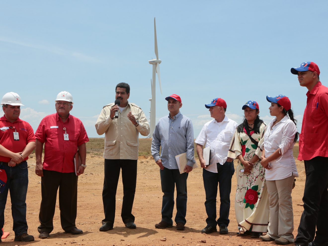 <p>El presidente venezolano Nicolás Maduro en el parque eólico La Guajira en el estado Zulia en 2013. (Imagen: <a href="http://www.minci.gob.ve/presidente-maduro-visito-parque-eolico-la-guajira/">Ministerio de Comunicación de Venezuela)</a></p>
