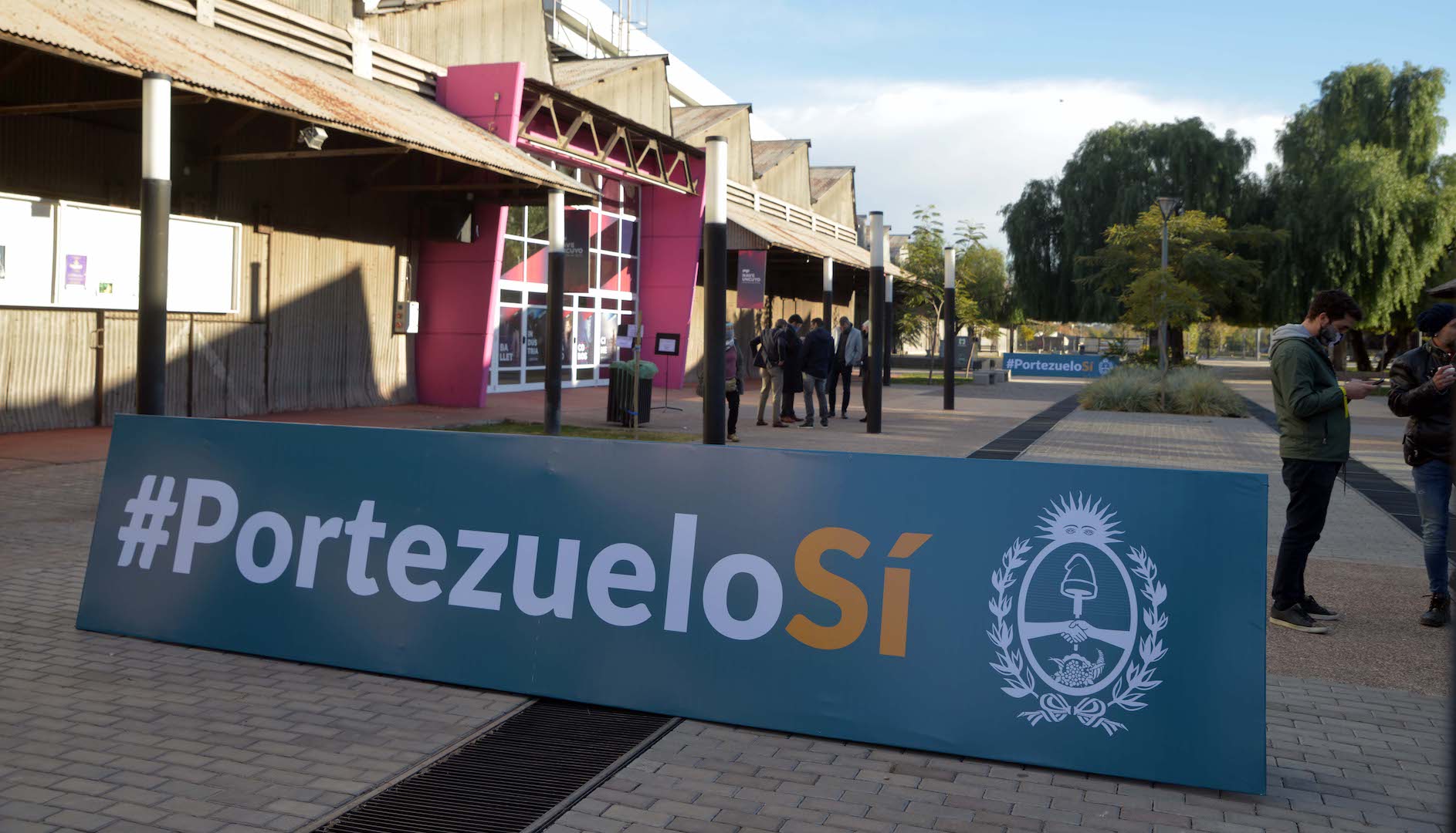 <p>Una pancarta que expresa apoyo al proyecto Portezuelo (imagen: Gobierno de Mendoza)</p>