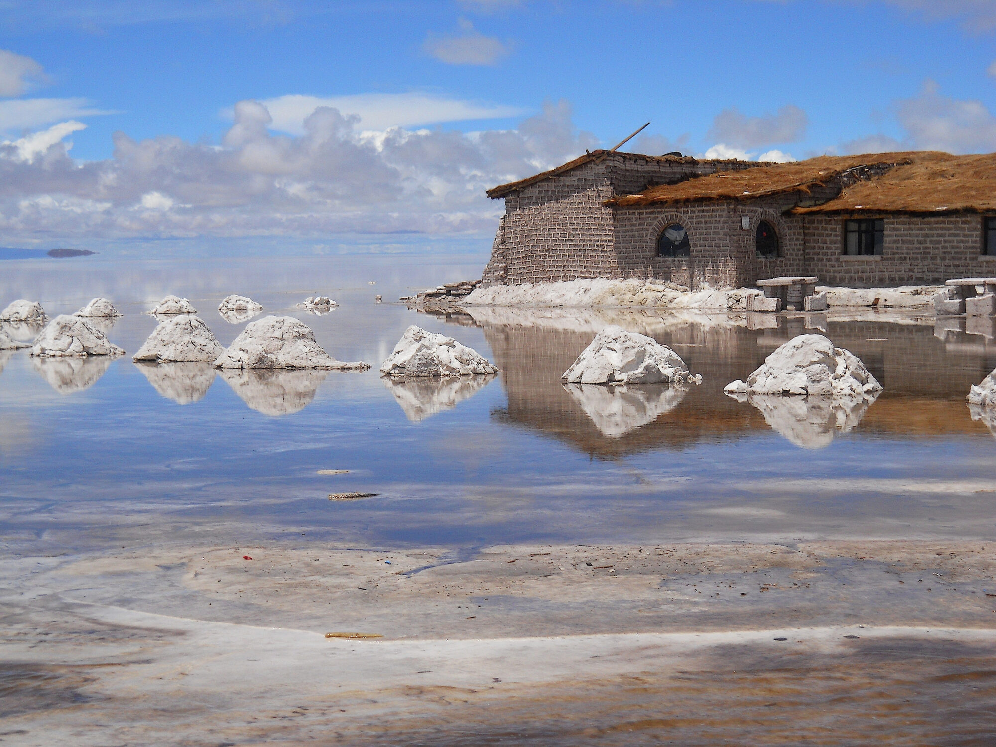 Piscinas de evaporação no Salar de Uyuni, Bolívia.