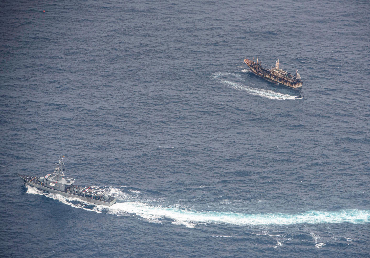 <p>La marina ecuatoriana rodea a un barco pesquero chino sospechoso de pescar ilegalmente calamares gigantes (imagen: Alamy)</p>
