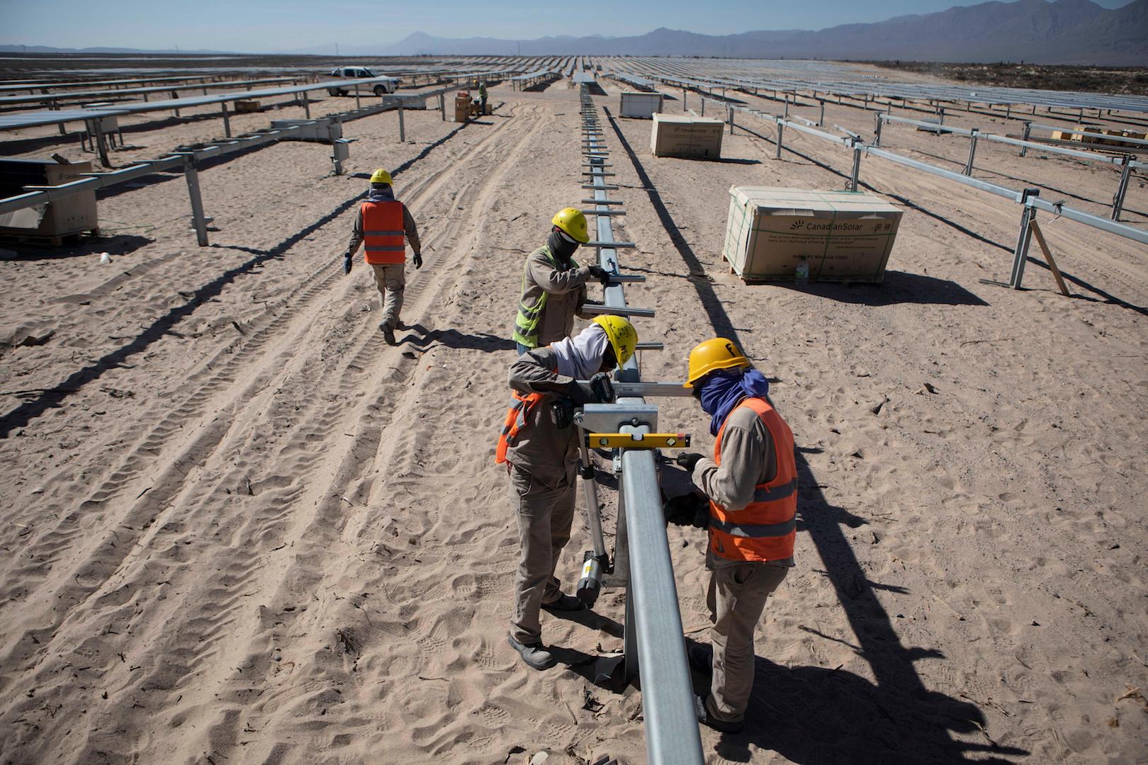 <p>Uma usina solar financiada pela china em Cafayate, no norte da Argentina. Estes projetos receberiam classificação verde de reguladores de acordo com as novas propostas para investimentos no exterior pela China (imagem: Alamy)</p>