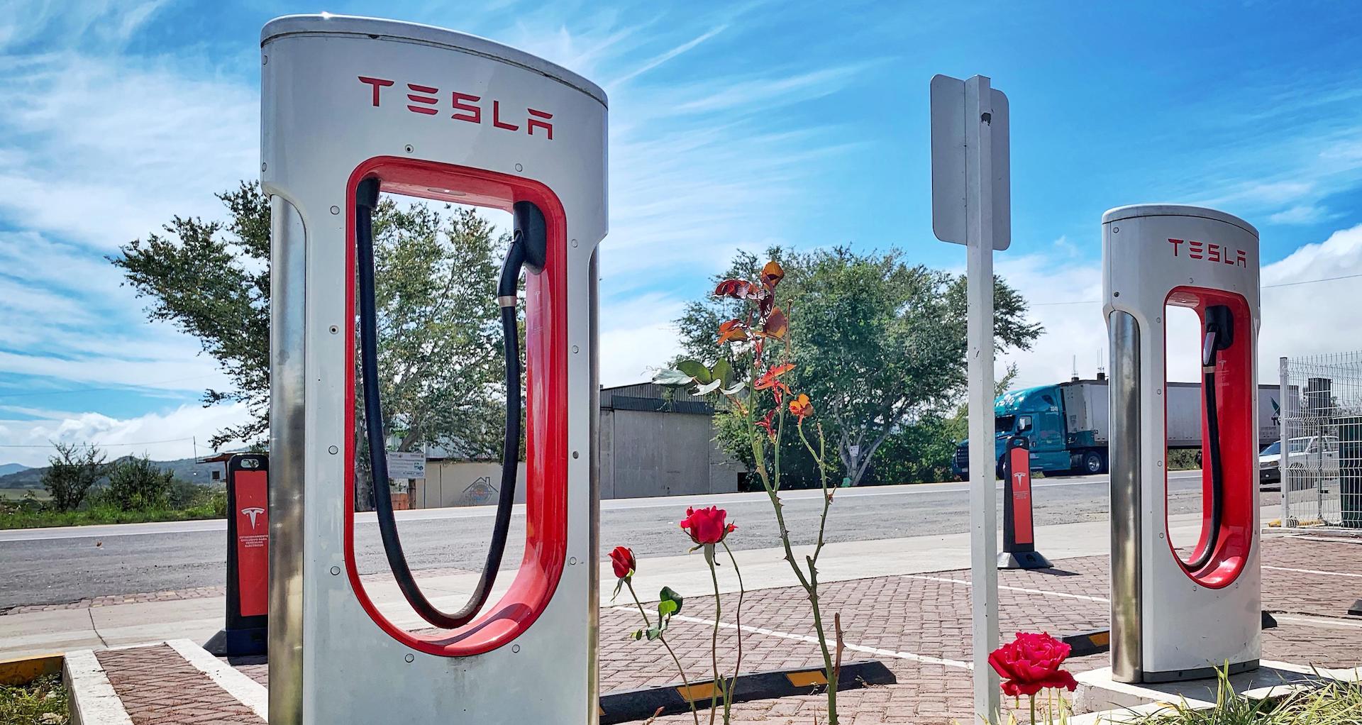 <p>Uma estação de carregamento Tesla no México, onde a Ganfeng Lithium da China irá reciclar baterias usadas de veículos elétricos (imagem: Alamy)</p>
