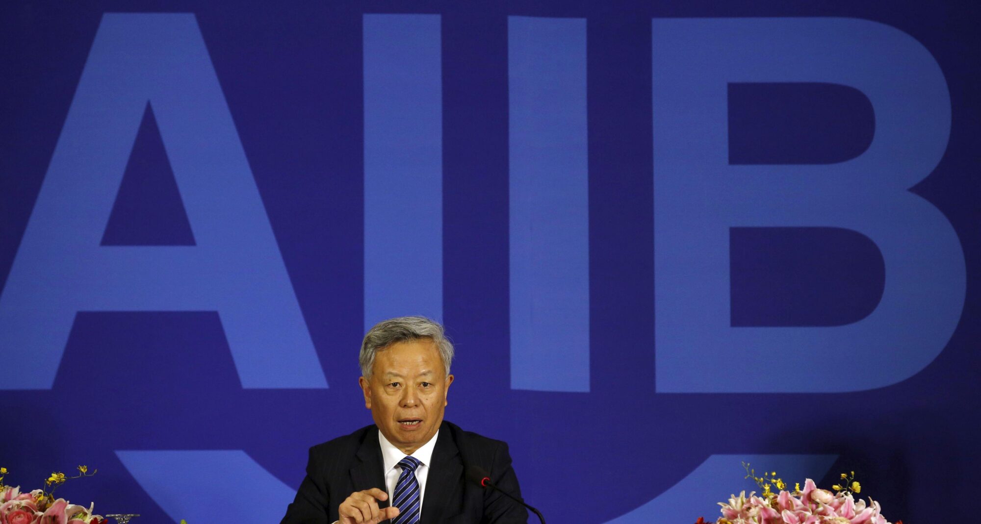 <p>O presidente do Banco Asiático de Investimentos em Infraestrutura (AIIB), Jin Liqun, fala em entrevista coletiva em Pequim (Imagem: Alamy)</p>