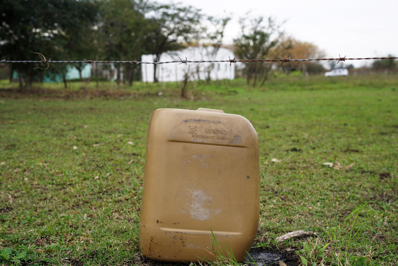 recipiente de fertilizantes em um campo na argentina