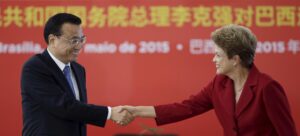 <p>Primeiro-ministro Li Keqiang e a então presidente Dilma Rousseff anunciaram o Fundo Brasil-China em 2015. Resultados, porém, não foram vistos ainda (imagem: Alamy)</p>