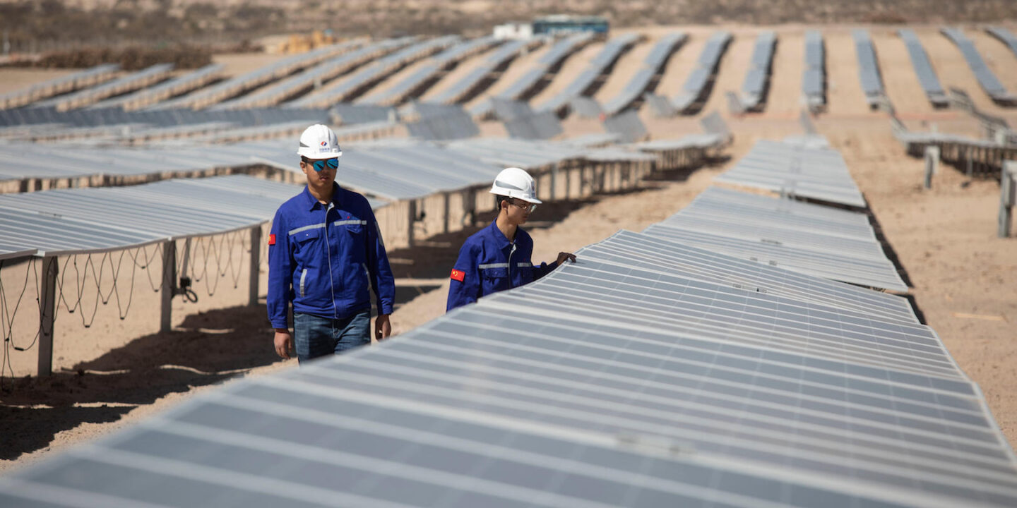 Engenheiros inspecionam painéis solares