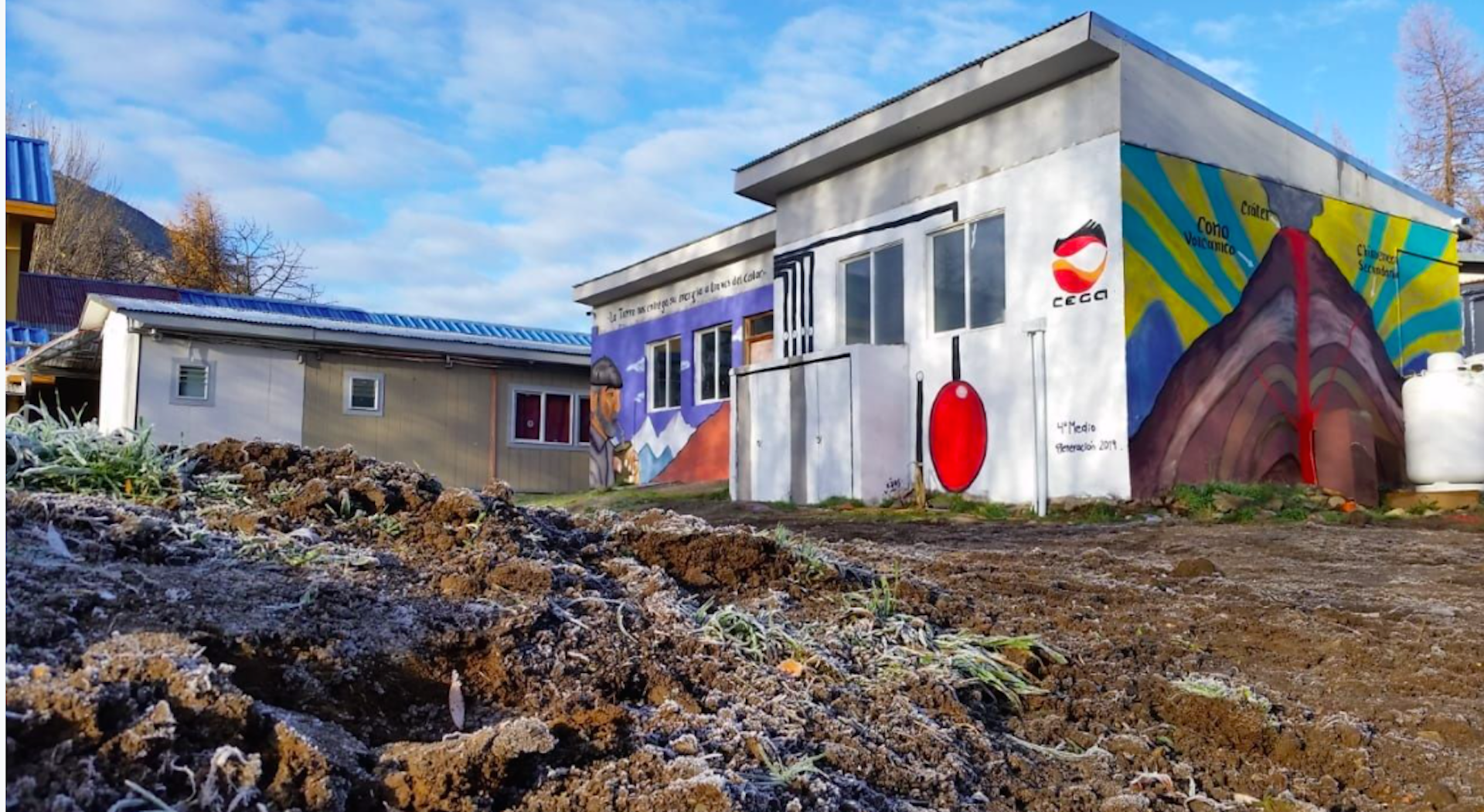 Um mural em uma escola aquecida com energia geotérmica no sul do Chile
